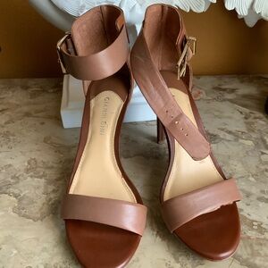 Giani Bini - Tan Heels Minimalist Design
